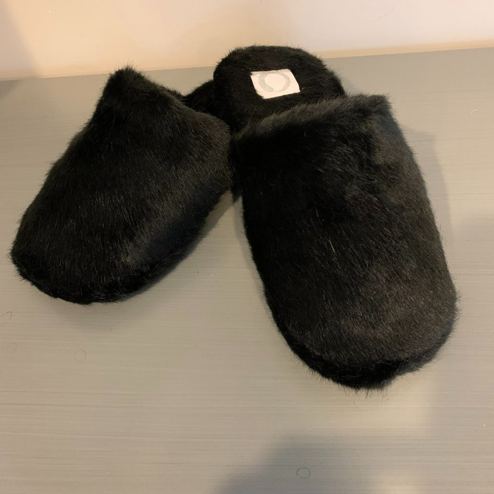Brand NEW Black Faux fur ❤️Slippers SIZE 9